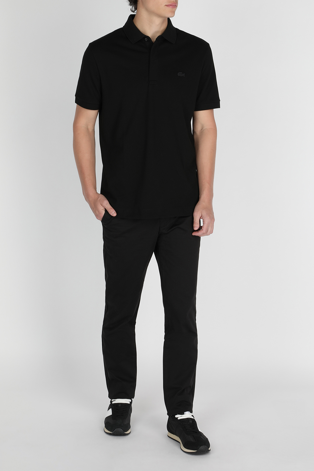 חולצת פולו שחורה בגזרת סלים עם לוגו LACOSTE